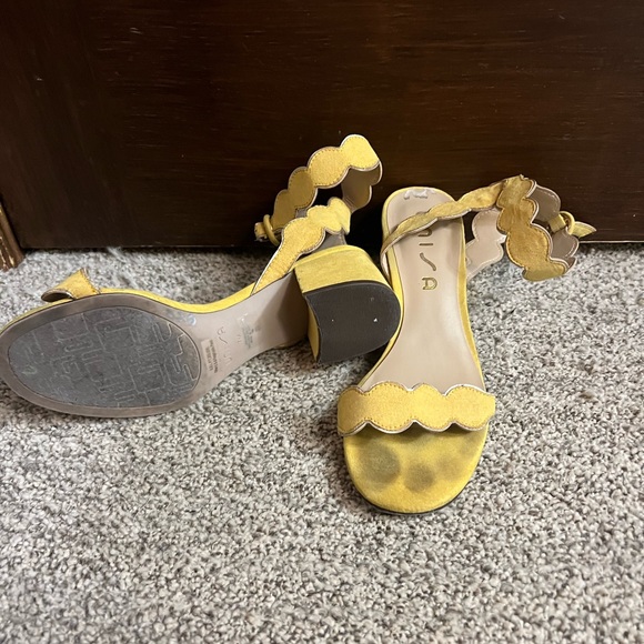 Yellow Suede Scalloped kitten heels - Picture 2 of 3